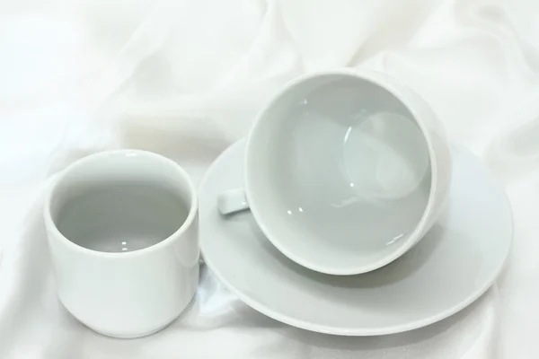 Czyste białe naczynia na białym obrusem — Zdjęcie stockowe