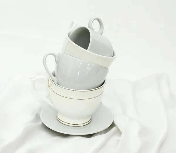 Czyste białe naczynia na białym obrusem — Zdjęcie stockowe