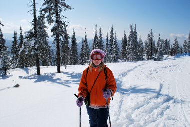 Beyaz bir bez üzerinde saf beyaz mutfak eşyaları