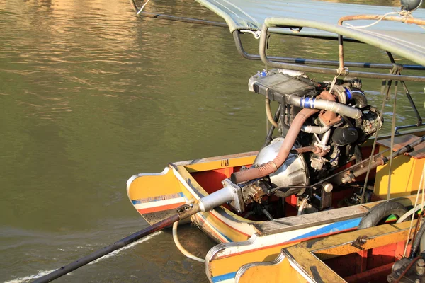 Oude houten boot met de motor — Stockfoto