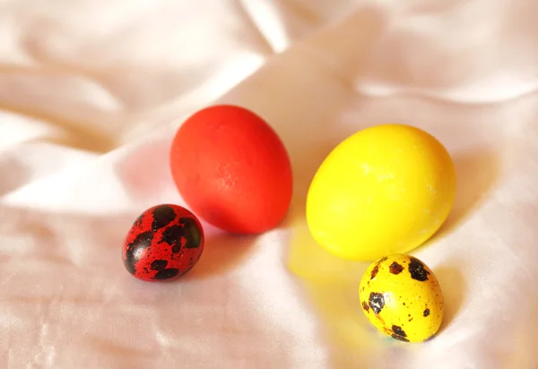 Dvojice z různých vajec červené a žluté barvy — Stock fotografie