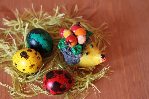 Hermoso recuerdo de Pascua, erizo y huevos brillantes —  Fotos de Stock