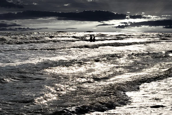 Junggebliebene Senioren im Meer — Stockfoto