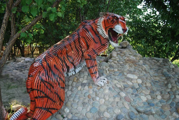 Scultura Ferro Una Tigre Nel Parco Cittadino — Foto Stock