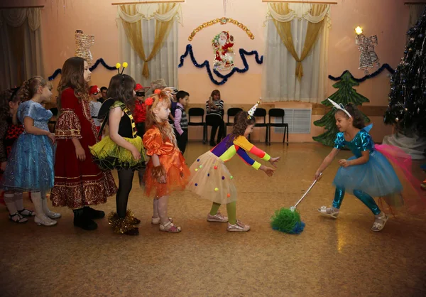 Çocukların Noel Tatilinde Giydiği Süslü Elbiseli Küçük Güzel Kızlar Kutlama — Stok fotoğraf