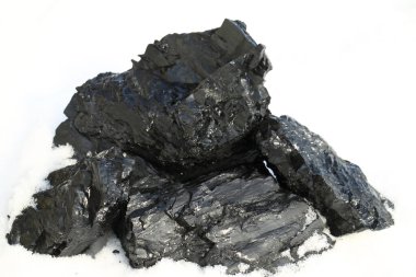 Beyaz bir kardaki büyük siyah kömür parçaları