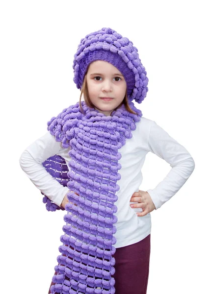 genç bir kız mor şapka ve atkı
