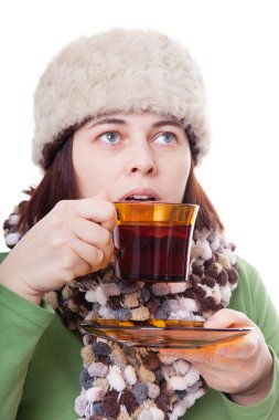 kadın çay tutan bir kürk şapka