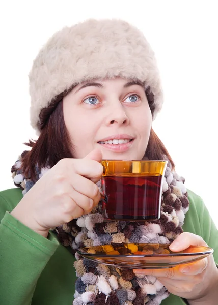 kadın çay tutan bir kürk şapka