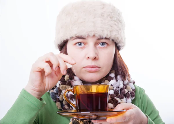 kadın çay tutan bir kürk şapka