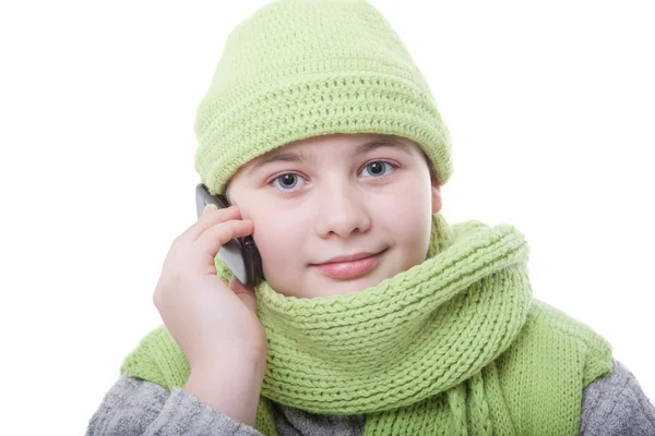 şapka ve atkı cep telefonda konuşurken çocuk