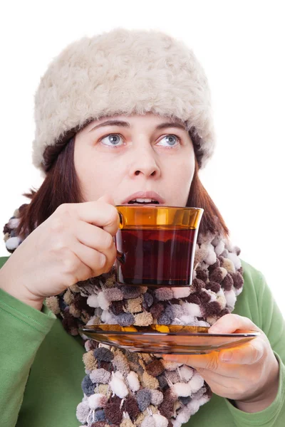 kadın çay tutan bir kürk şapka