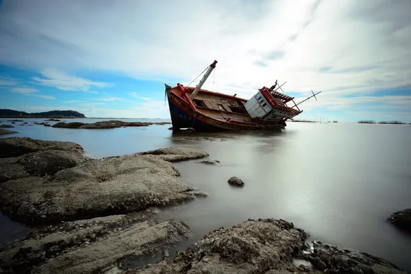 Boat capsized — Stock Photo, Image