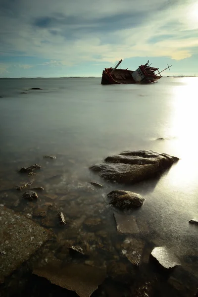 Boat capsized — Stock Photo, Image