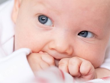 Yeni doğmuş bir bebeğin yakın plan portresi