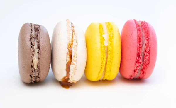 Bunte Macarons Oder Kuchen Mit Süßem Belag Auf Weißem Hintergrund Stockbild