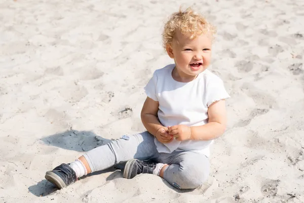 Mooie Baby Speelt Met Zand Een Zomerstrand Stockfoto