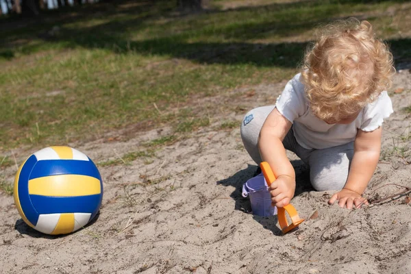 Mooie Baby Speelt Met Zand Het Bos Stockafbeelding