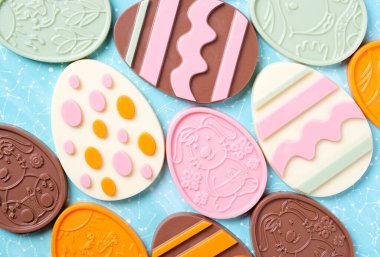 Mavi arka planda çikolatalı paskalya yumurtaları