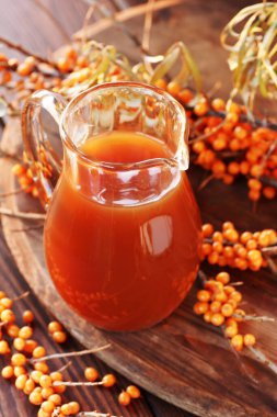 Ahşap arka planda taze böğürtlen, yakın plan, doğal kozmetik ve naturopati konsepti.