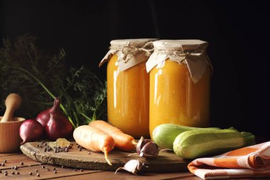 Kabak, havyar, havuç, soğan, karamsar ahşap arka planda baharatlar, yakın plan, plastik ücretsiz kavanozlarda ev yapımı yemekler, sürdürülebilir yaşam ve tasarruf artıkları konsepti