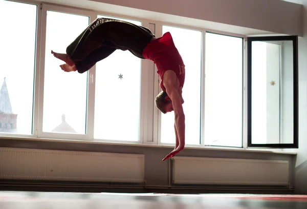 Mannen doet een flip — Stockfoto