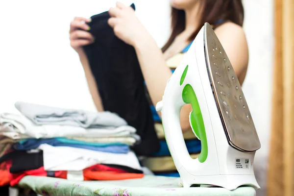 Kız kıyafetleri ütülüyor