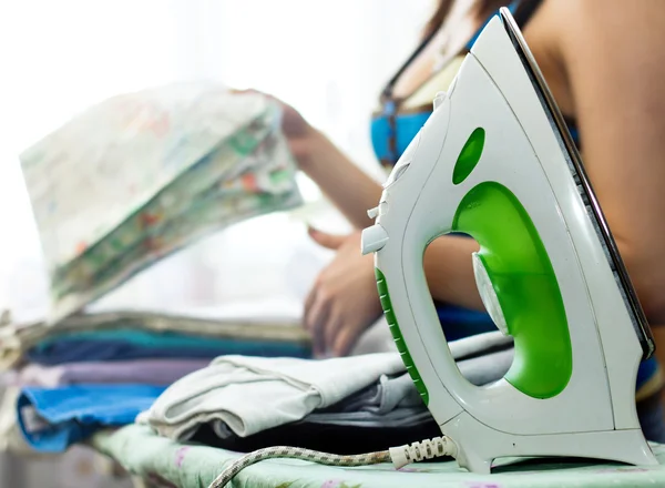 Kız kıyafetleri ütülüyor