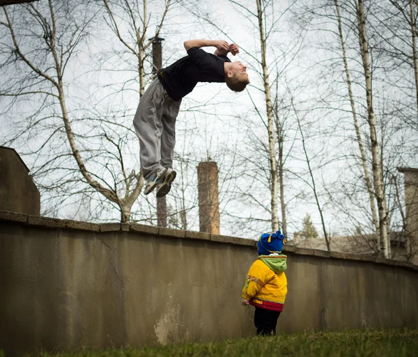 Hombres de parkour — Stockfoto