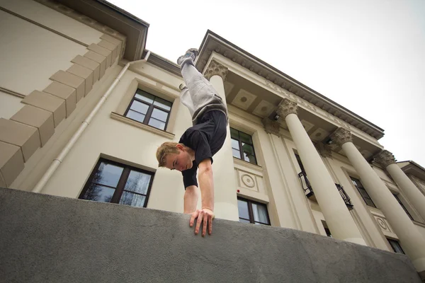 Handstand mannen — Stockfoto