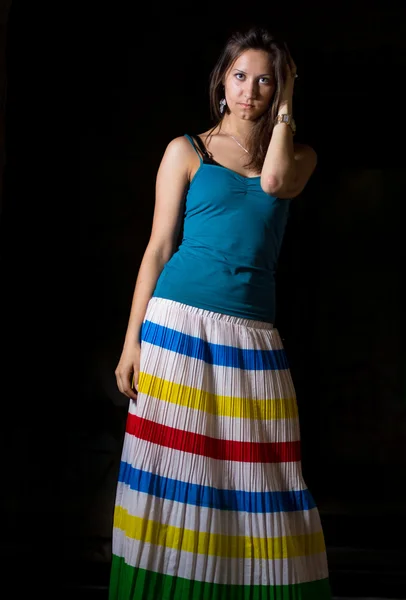 kız siyah bir arka plan