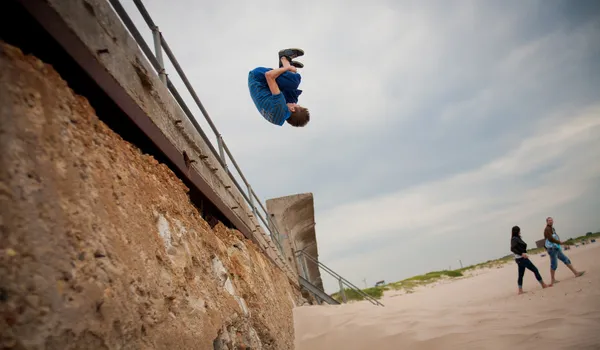 Hombres de parkour Rechtenvrije Stockafbeeldingen