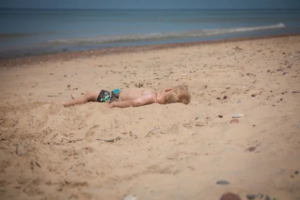 Denizdeki küçük çocuk