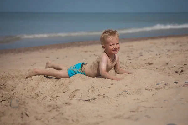 Denizdeki küçük çocuk