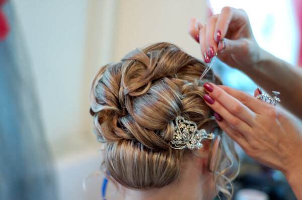 Making wedding coiffure