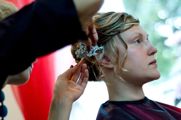 Making wedding coiffure — Stock Photo, Image