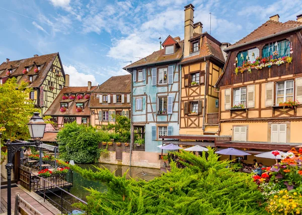 Fransa 'nın Colmar şehrinde. Colmar 'daki eski binalarla sokak manzarası. Eski renkli evler