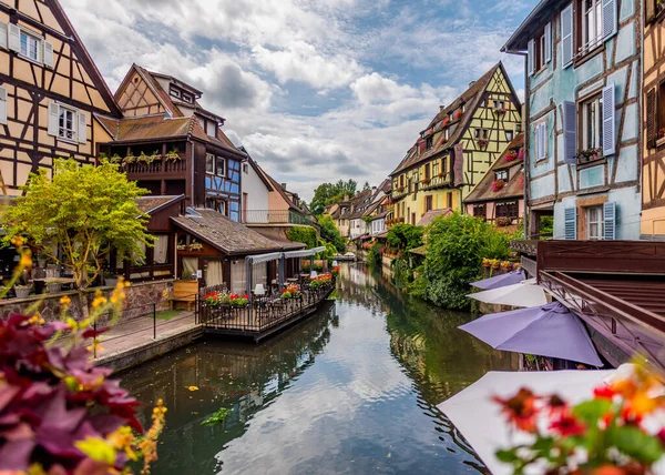 Fransa 'nın Colmar şehrinde. Colmar 'daki eski binalarla sokak manzarası. Eski renkli evler