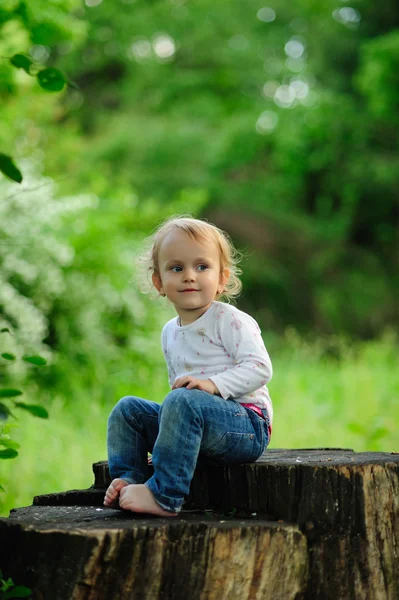 Meisje in het bos — Stockfoto