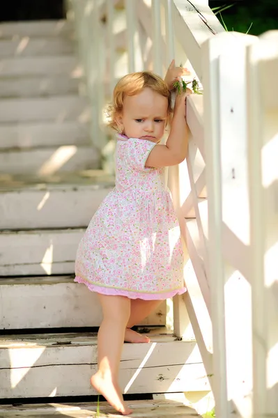 Meisje van de baby en ladder — Stockfoto