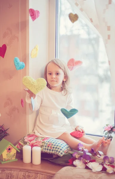 Encantadora niña con corazones —  Fotos de Stock