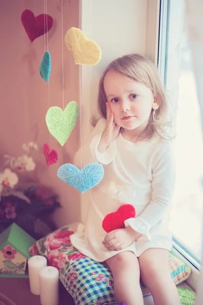 Charmantes kleines Mädchen mit Herzen — Stockfoto