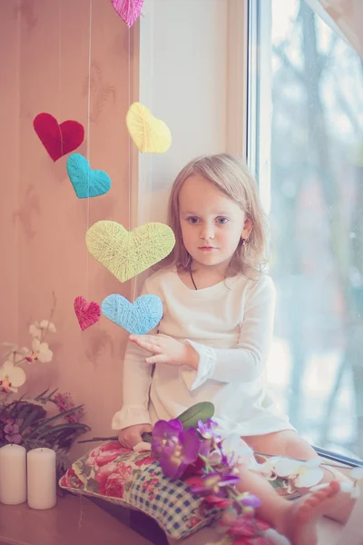 Menina encantadora com corações — Fotografia de Stock
