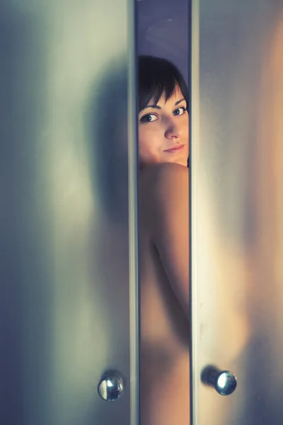 美丽的女人淋浴 免版税图库图片