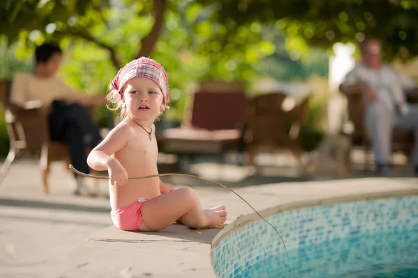Menina retrato na piscina — Fotografia de Stock