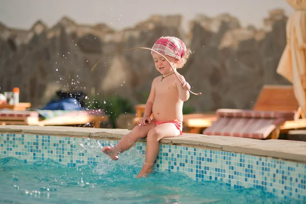 Portret fată în piscină — Fotografie, imagine de stoc