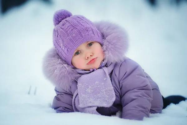 Portrét dívky v zimním lese — Stock fotografie