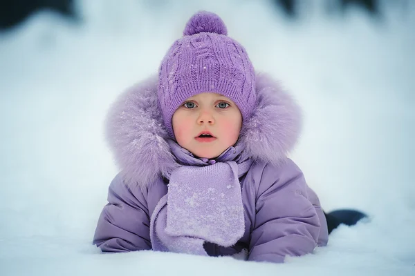 Portret dziewczyny w lesie zimą — Zdjęcie stockowe