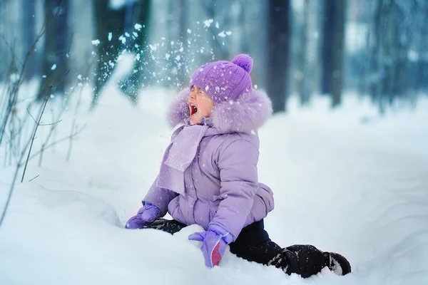 Retrato de menina na floresta de inverno — Fotografia de Stock