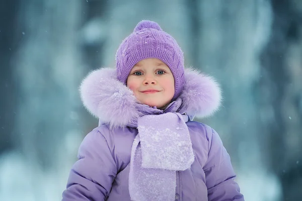 Portret van meisje in winter forest — Stockfoto